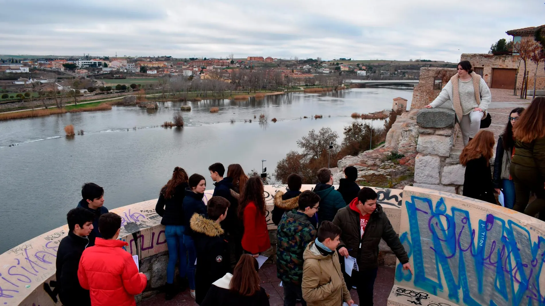 Aalumnos de varios centros educativos de Zamora conocen sobre el terreno los daños causados al patrimonio cultural de la ciudad