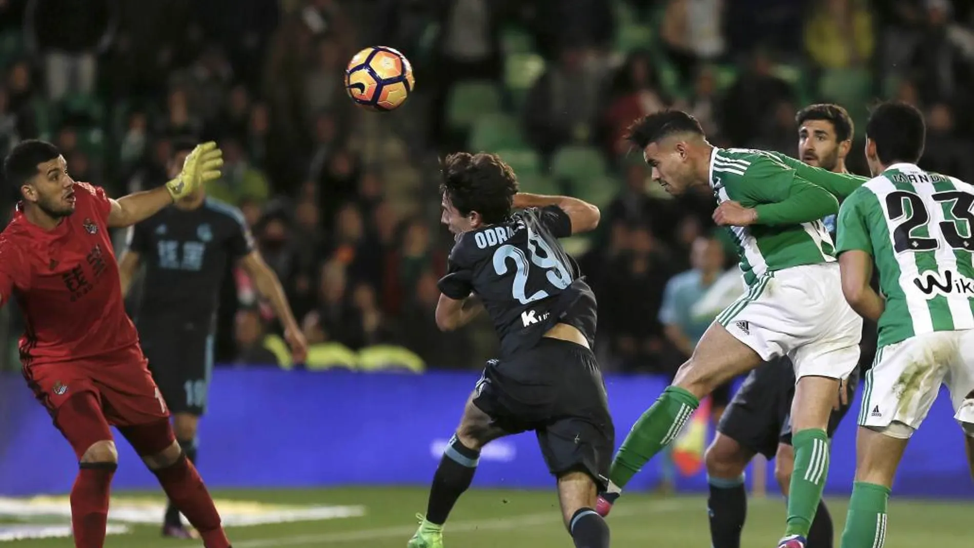 Sanabria cabecea para marcar el segundo gol ante la Real Sociedad