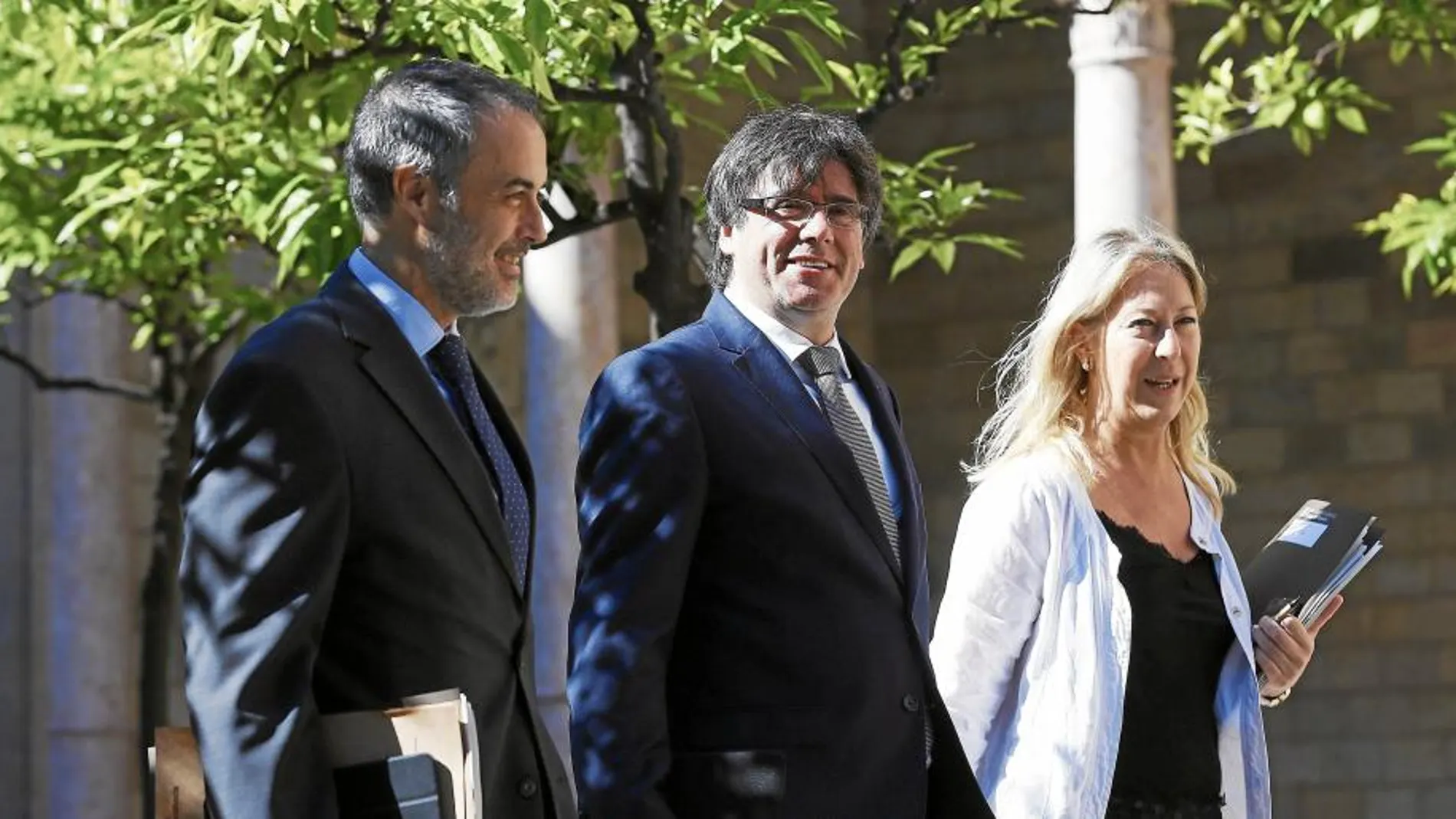 El presidente de la Generalitat, Carles Puigdemont, junto a la portavoz, Neus Munté, ayer en Palau