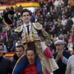 El diestro López Simón sale a hombros de la plaza de toros de Castellón, tras la corrida de la Feria de la Magdalena