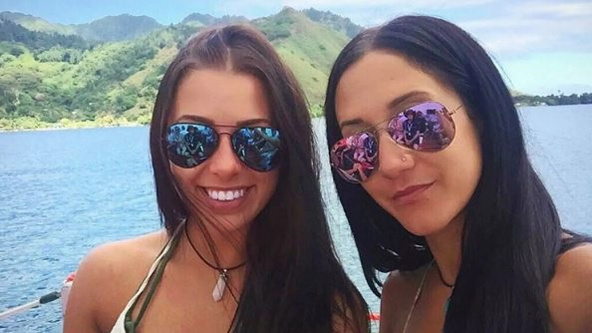 Las jóvenes protagonistas del caso posan en un paisaje pardisíaco
