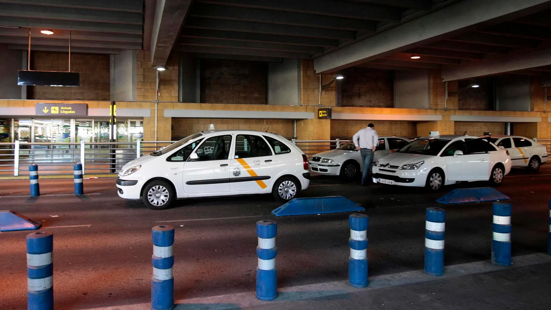 El sector del taxi reclama la regulación de los VTV / Foto: Manuel Olmedo