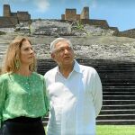 López Obrador junto a su esposa, Beatriz Gutiérrez Müller, en las ruinas de las pirámides de Teotihuacán