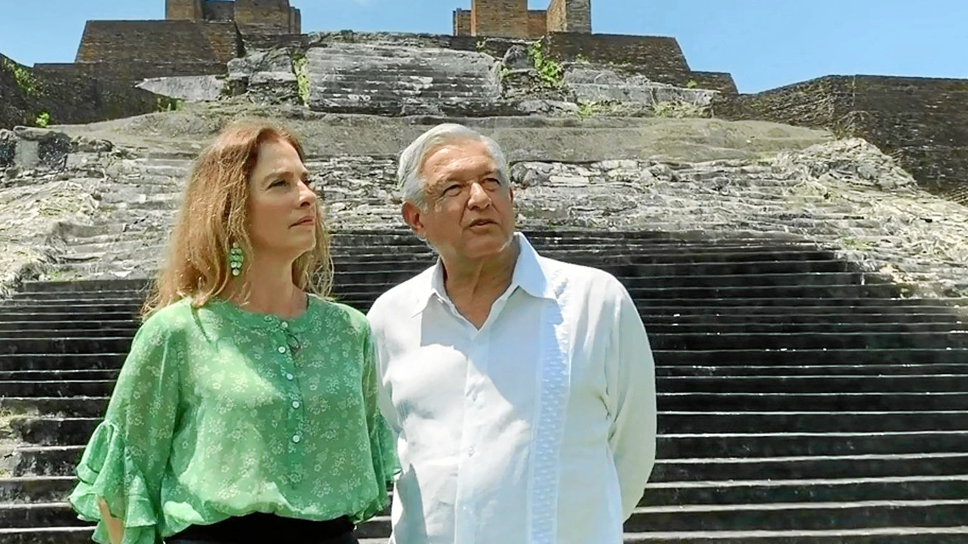 López Obrador junto a su esposa, Beatriz Gutiérrez Müller, en las ruinas de las pirámides de Teotihuacán