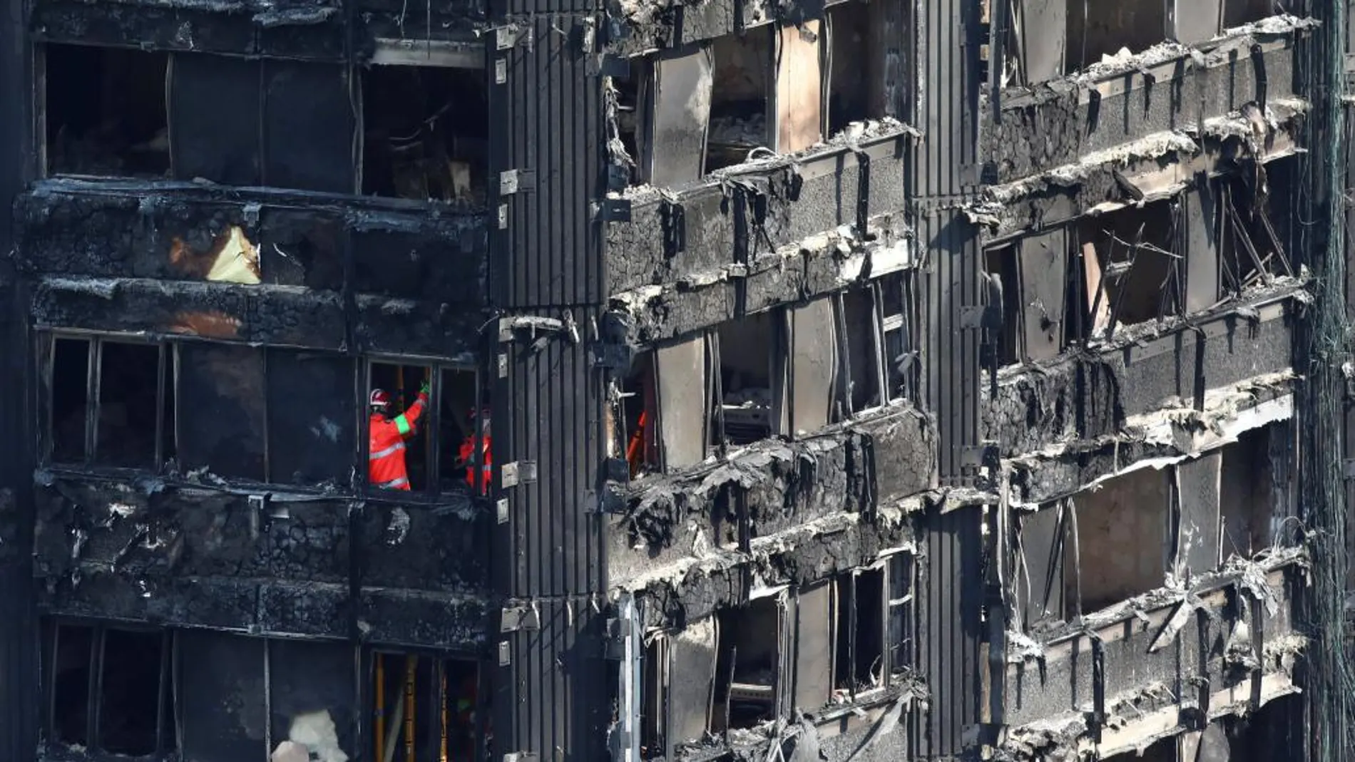 Equipos de emergencia actúan sobre la torre Grenfell