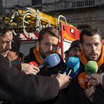 Los portavoces de los bomberos de Sevilla, José Manuel Pastor y Antonio Reina, durante la concentración