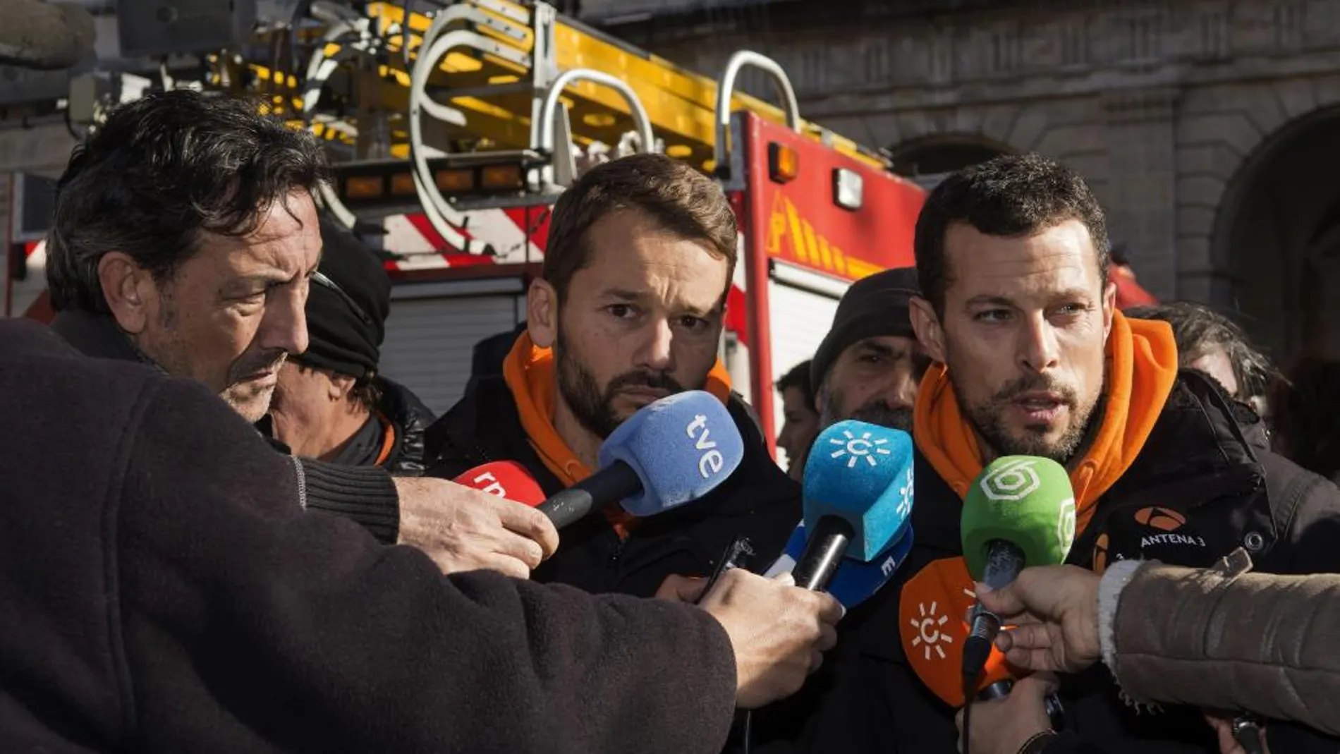 Los portavoces de los bomberos de Sevilla, José Manuel Pastor y Antonio Reina, durante la concentración