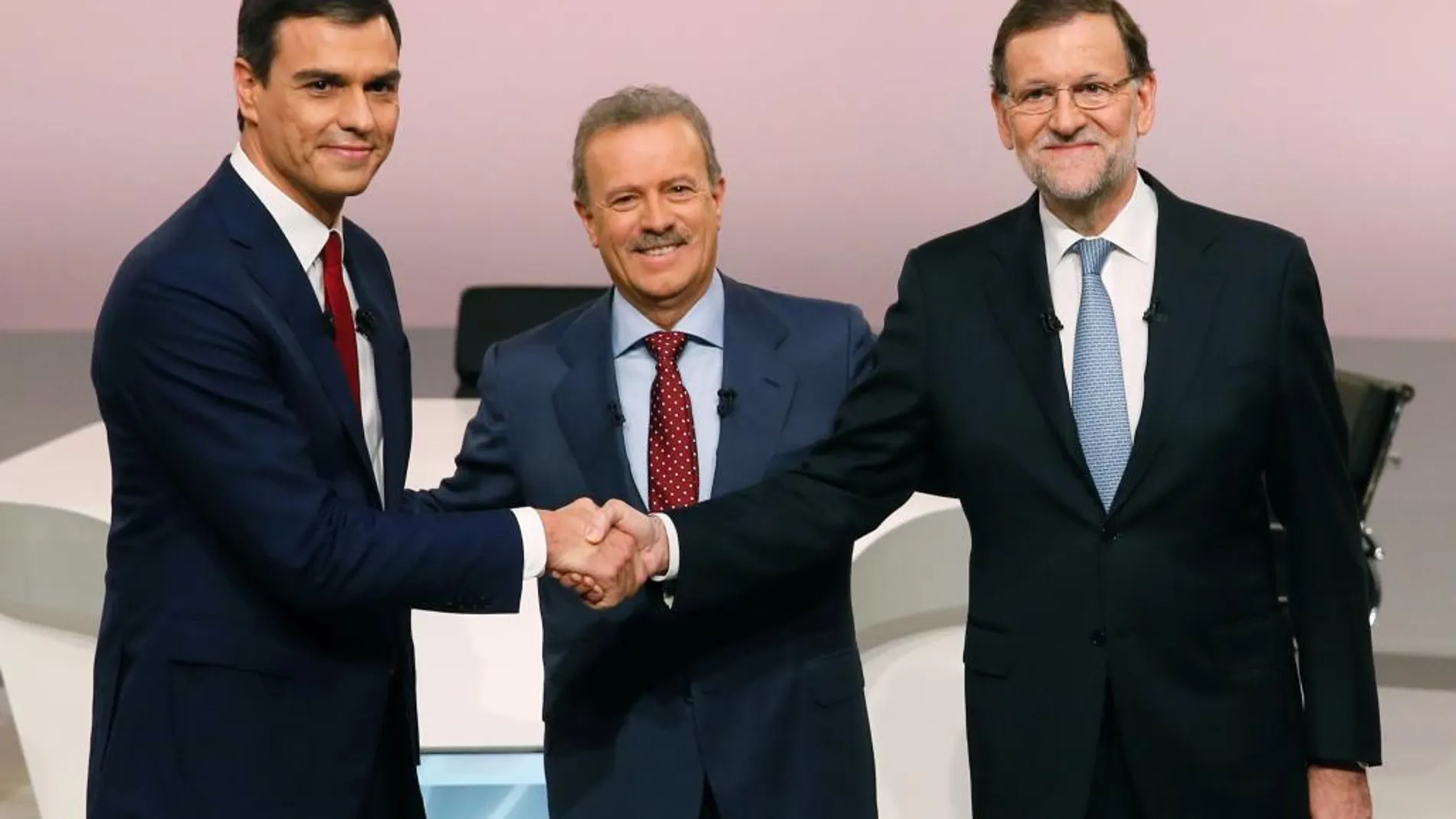El presidente de la Academia de Televisión y moderador del debate, Manuel Campo Vidal (c), posa junto a Mariano Rajoy y Pedro Sánchez.