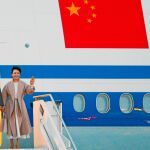 El presidente chino, Xi Jinping, y su mujer, Peng Liyuan, ayer a su llegada al aeropuerto romano de Fiumicino. Foto: Reuters