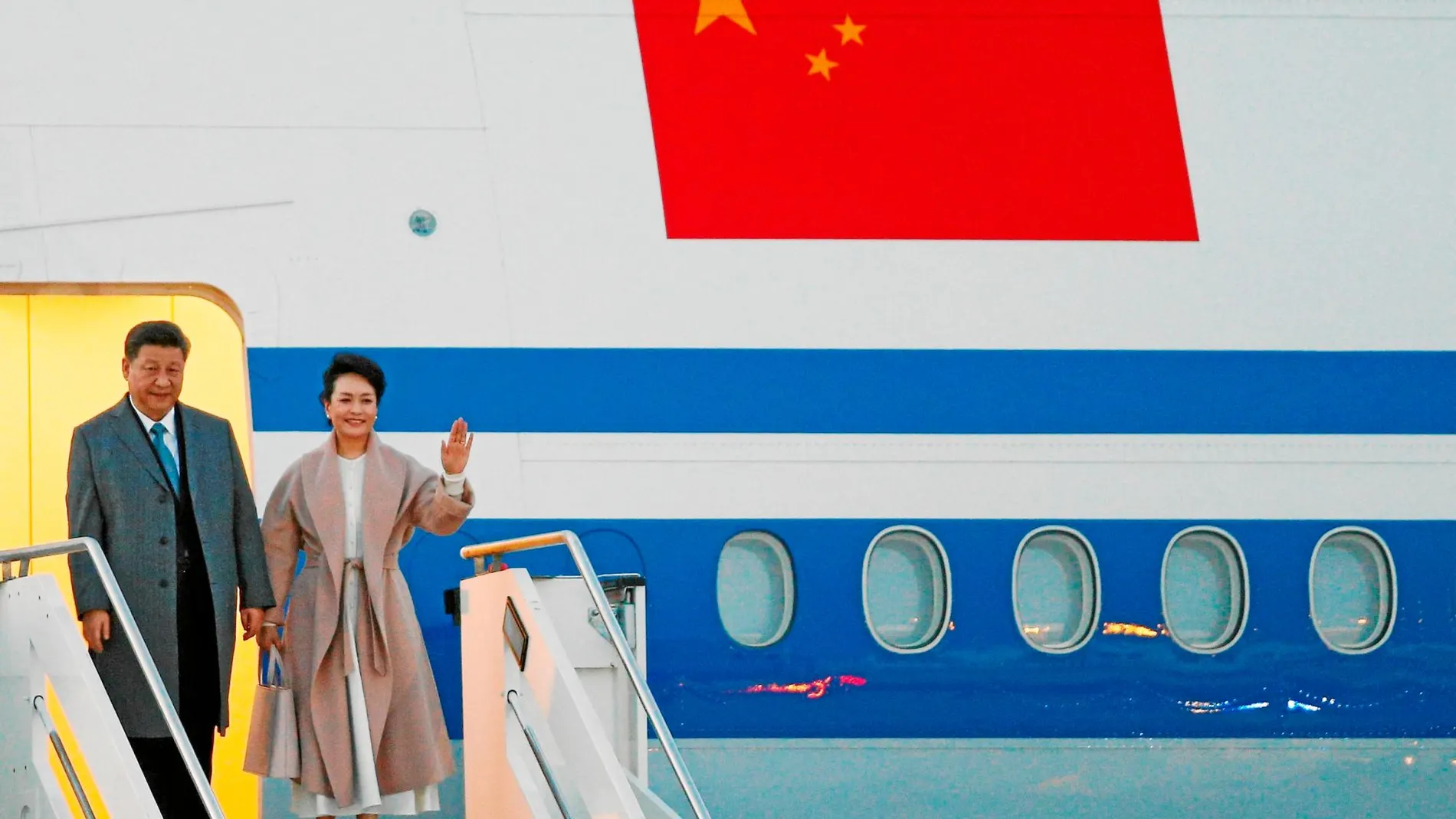 El presidente chino, Xi Jinping, y su mujer, Peng Liyuan, ayer a su llegada al aeropuerto romano de Fiumicino. Foto: Reuters