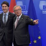 El presidente de la Comsión Europea, Jean-Claude Juncker, da la bienvenida al primer ministro canadiense, Justin Trudeau (L)