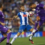 El defensa portugués del Real Madrid Kleper Laveran "Pepe"(d) despeja ante el delantero brasileño del RCD Espanyol Leo Baptista