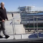 El alcalde de Valencia, Joan Ribó, ayer antes de subir al barco que recorrería las instalaciones de la Marina
