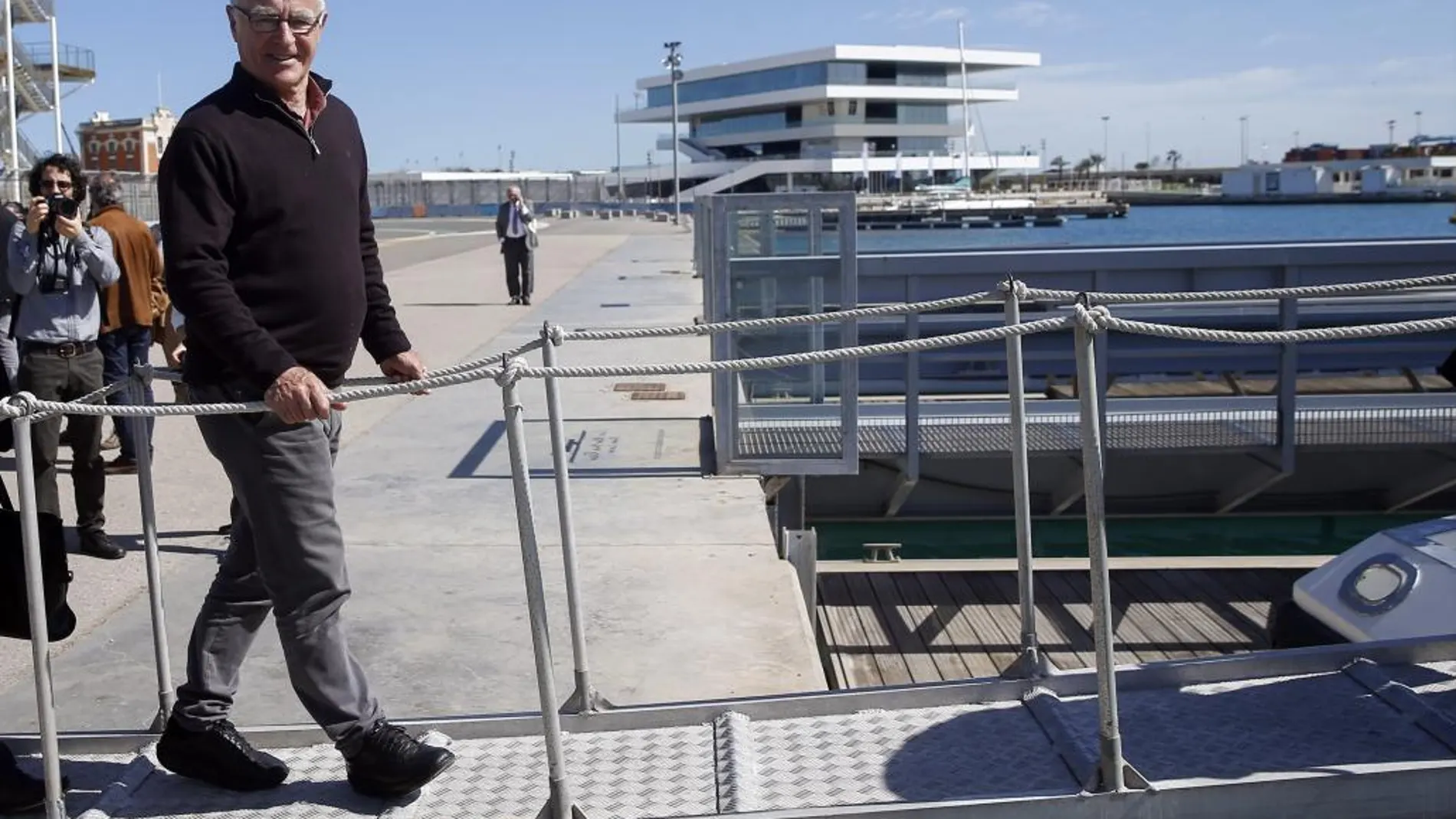 El alcalde de Valencia, Joan Ribó, ayer antes de subir al barco que recorrería las instalaciones de la Marina