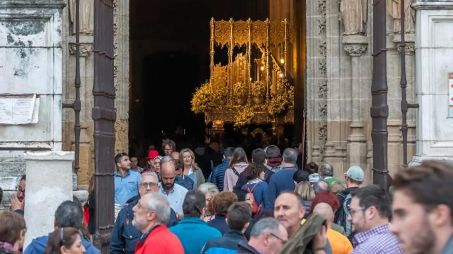 La Esperanza de Triana en la Catedral de Sevilla / Fotos: Efe