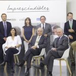 El presidente de la Fundación 'la Caixa', Isidro Fainé, en el centro, sentado, junto a los investigadores y el director general de la Fundación la Caixa, Jaume Giro.