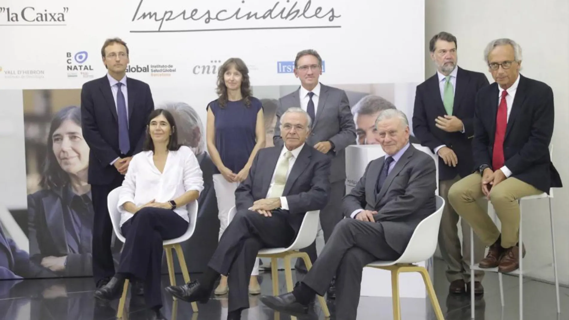 El presidente de la Fundación 'la Caixa', Isidro Fainé, en el centro, sentado, junto a los investigadores y el director general de la Fundación la Caixa, Jaume Giro.