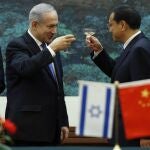 El primer ministro israelí, Benjamin Netanyahu (izda), y su homólogo chino, Li Keqiang (dcha), se brindan durante una firma en Pekín (China)