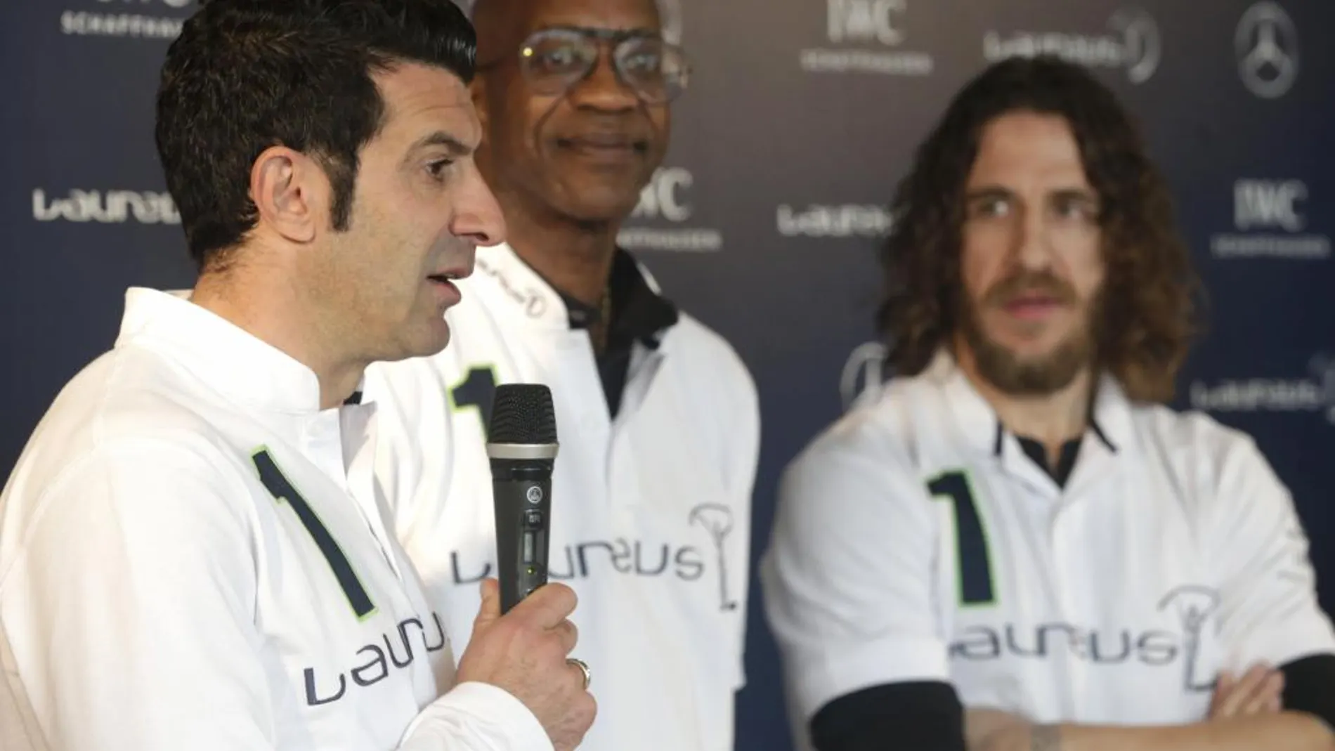 El exfutbolista Luis Figo (i) durante su intervención al ser nombrado junto a Carles puyol (d), miembro de la Academía Laureus por su presidente, el campeón olímpico estadounidense Edwin Moses (c)