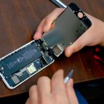 Reparación de una batería de un iPhone en una tienda de Nueva York / Reuters