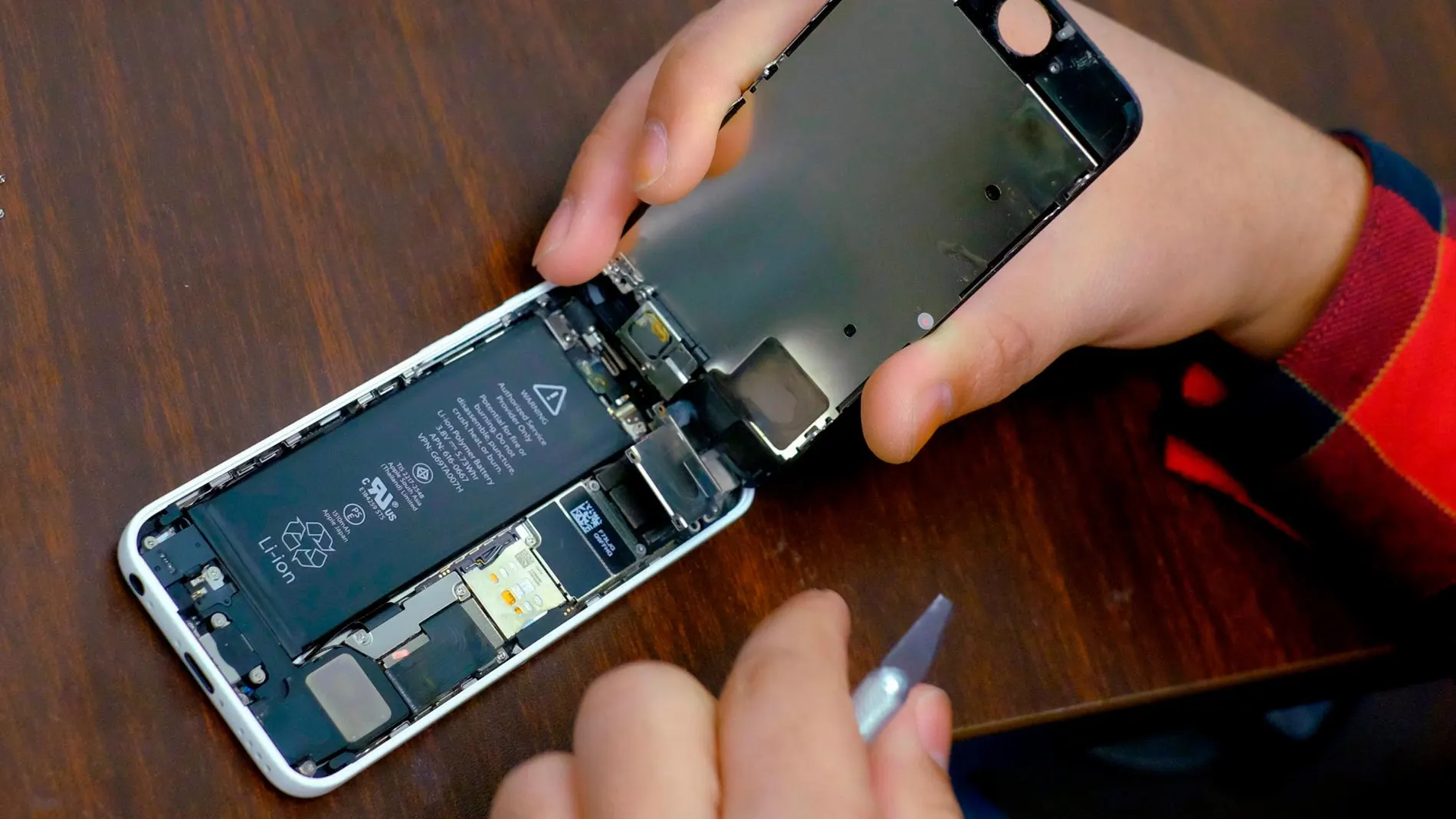 Reparación de una batería de un iPhone en una tienda de Nueva York / Reuters