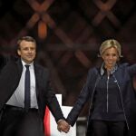 Emmanuel Macron y su mujer, en su primer discurso tras haber ganado las elecciones presidenciales francesas