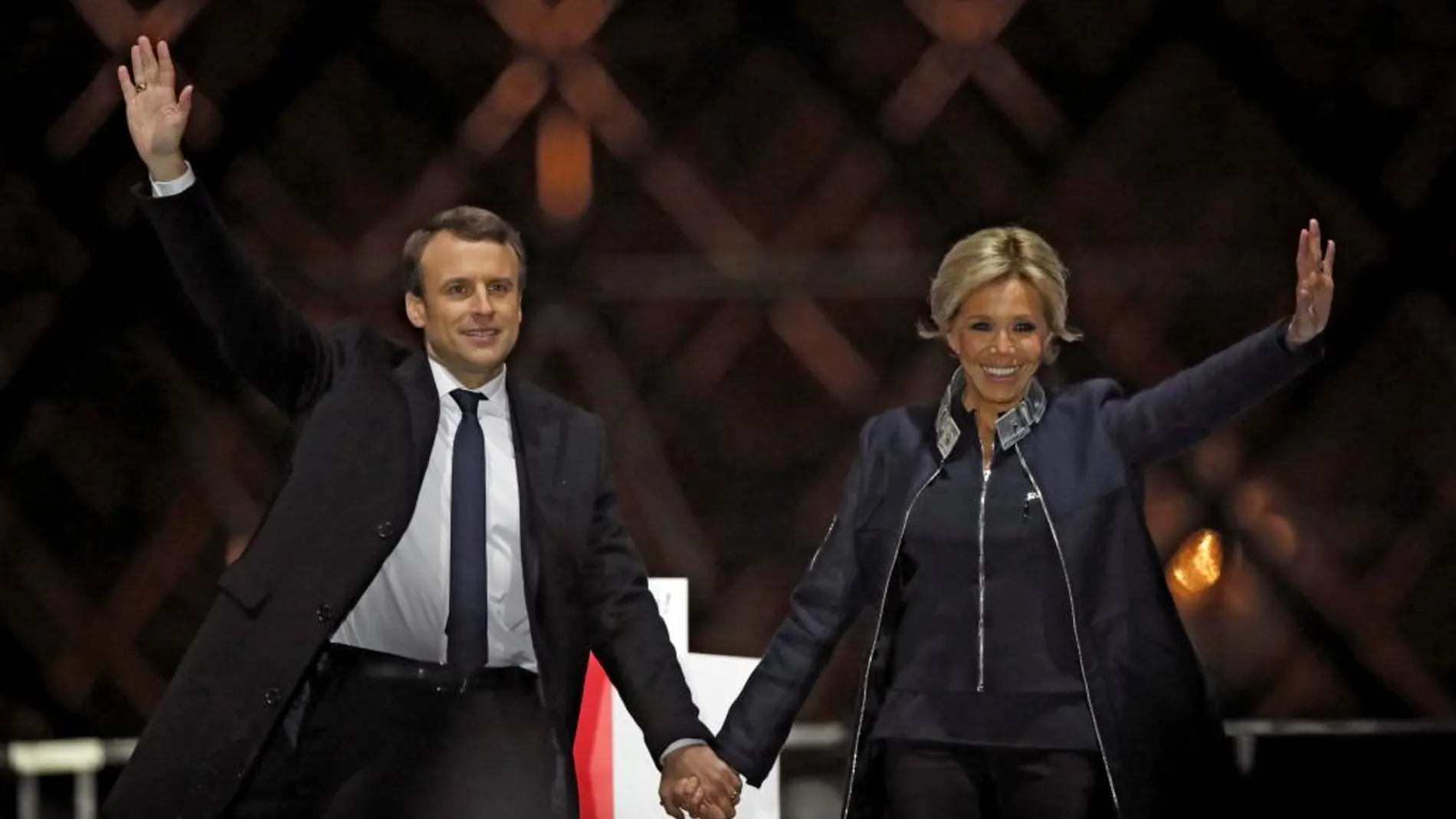 Emmanuel Macron y su mujer, en su primer discurso tras haber ganado las elecciones presidenciales francesas