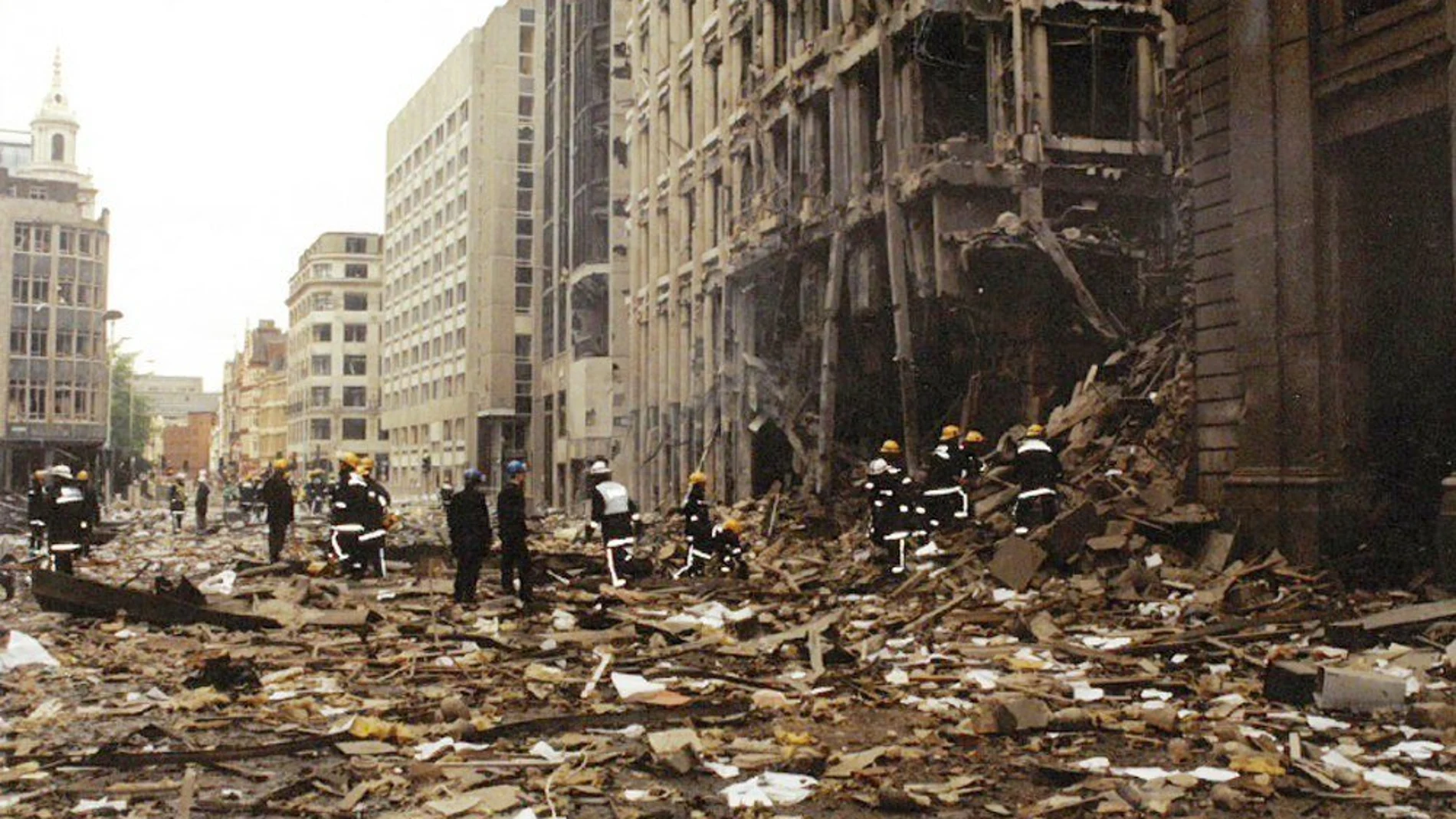 Imágen de archivo cedida por la City of London Police que muestra los daños tras la detonación de una bomba de la Armada del IRA Provisional, en las inmediaciones de la calle 99 Bishopsgate con Wormwood Street, en Londres (Reino Unido) el 24 de abril de 1993