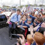 Marco Rubio se fotografía con decenas de sus seguidores en un acto electoral en Florida, ayer