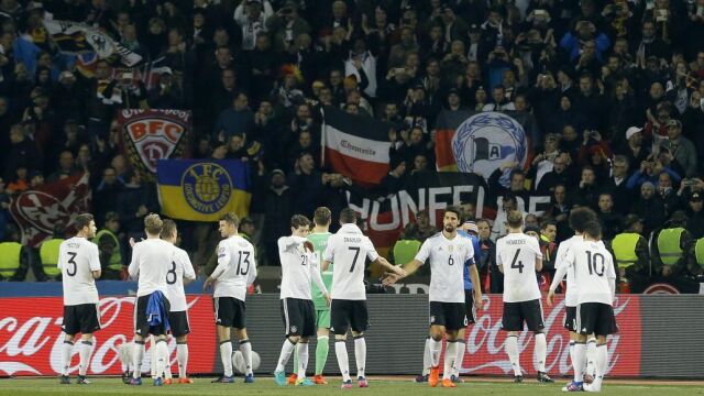 Los jugadores de la selección de Alemania celebran el triunfo ante la selección de Azerbaiyán