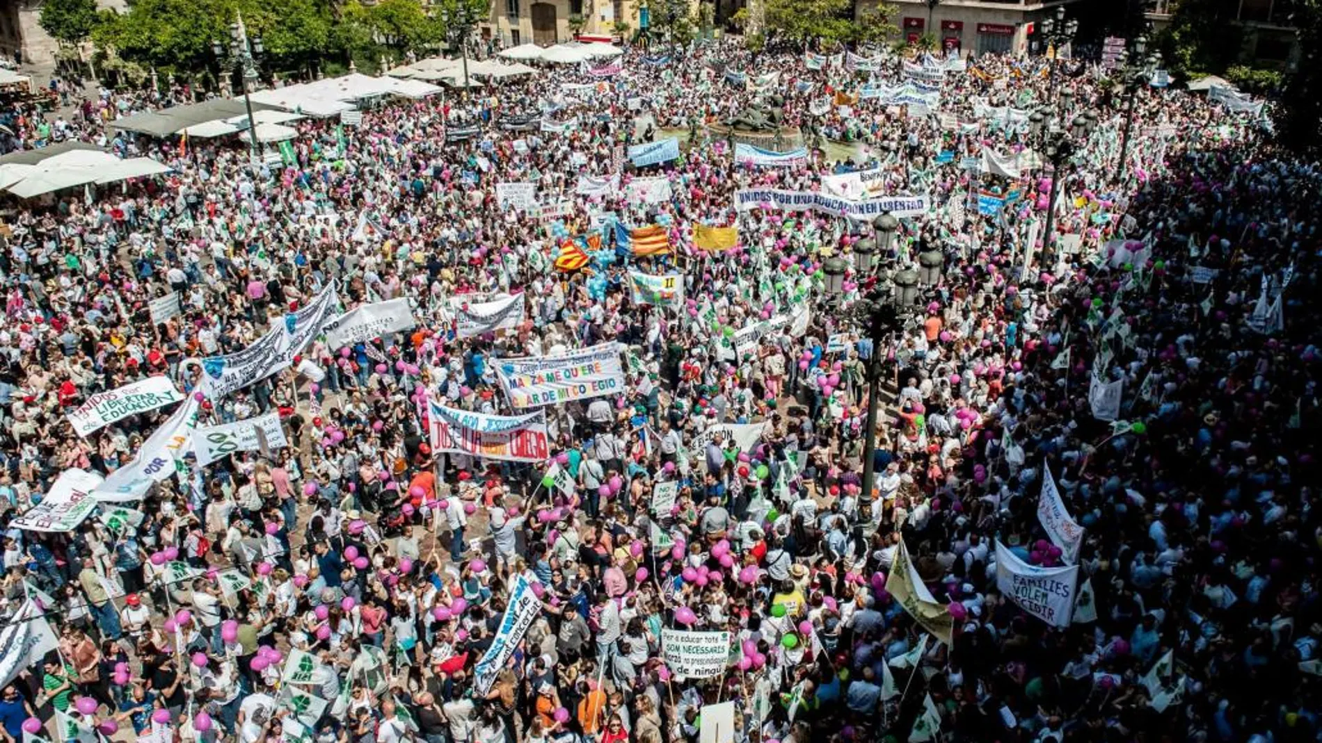 La indefensión y la desinformación ahonda en los centros afectados, que reclaman a la Conselleria los motivos de los recortes de aulas