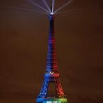 Imagen de la torre Eiffel con los los colores de la bandera olímpica. París aspira a albergar los Juegos Olímpicos de 2024.