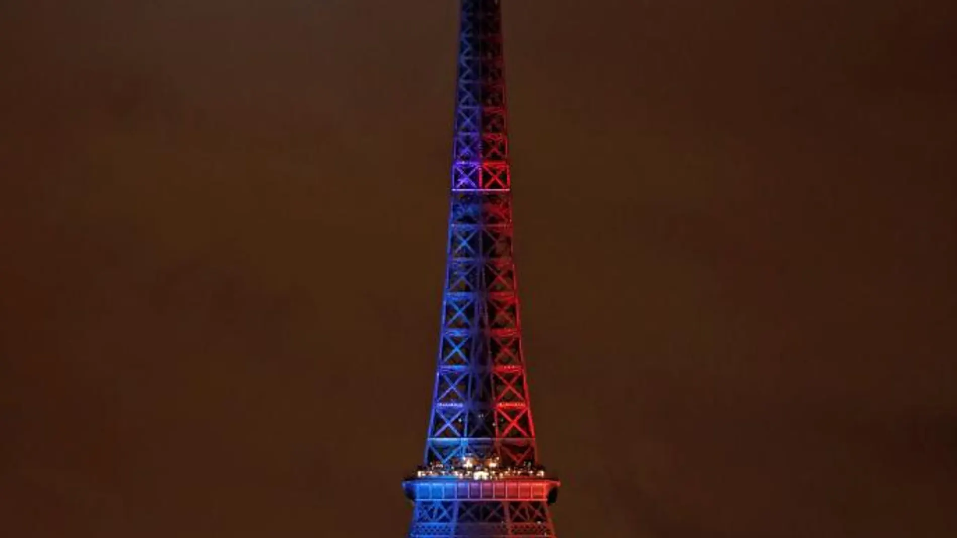 Imagen de la torre Eiffel con los los colores de la bandera olímpica. París aspira a albergar los Juegos Olímpicos de 2024.