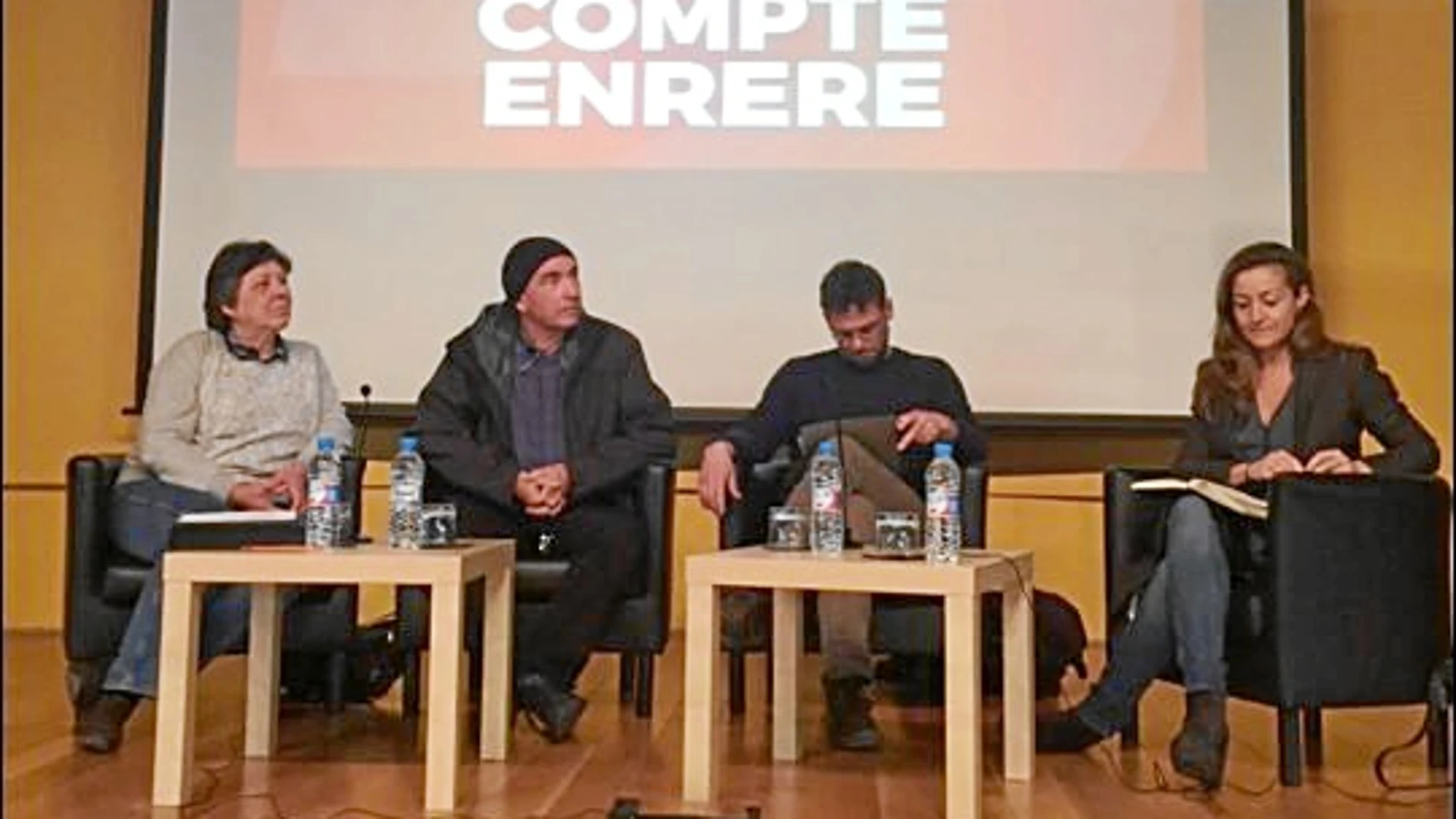 Serra, Llach y Fachín durante el debate organizado por Òmnium