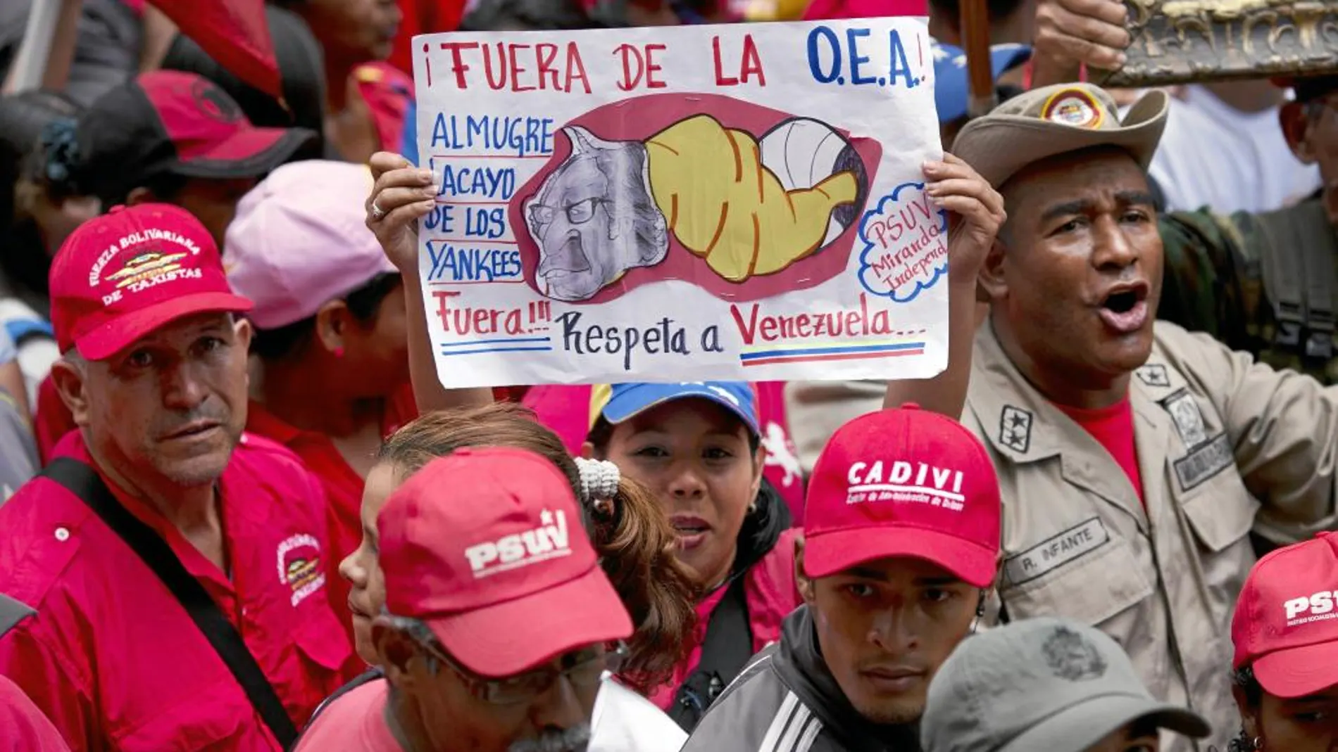 Simpatizantes chavistas se manifiestan, ayer en Caracas, contra la Organización de Estados Americanos (OEA)