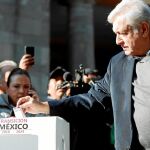 López Obrador, que tomará posesión como presidente de México el 1 de diciembre, en el momento de votar en un referéndum el sábado en Ciudad de México