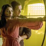 Taron Egerton (Robin) y Eve Hewson (Marian), en una escena de «Robin Hood», producida por Leonardo DiCaprio