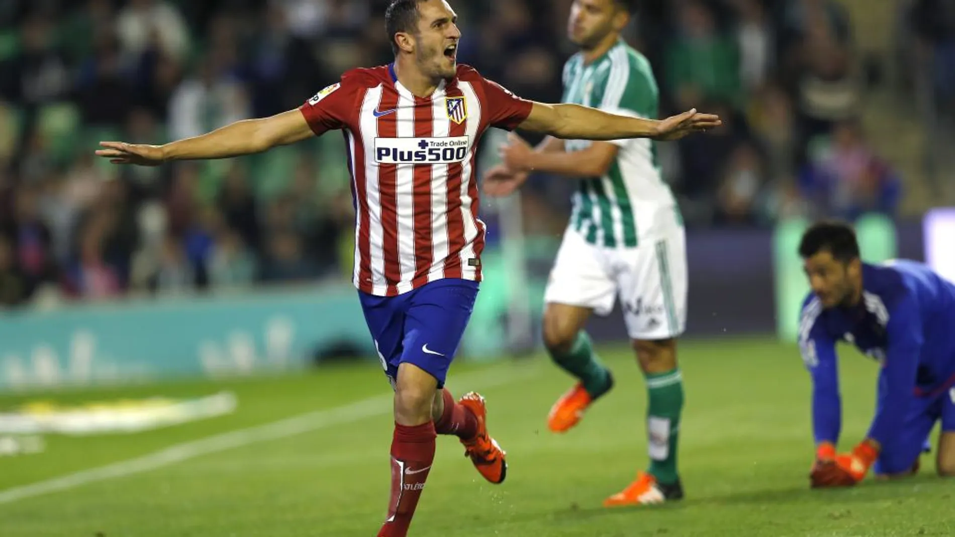 El centrocampista del Atlético de Madrid Coke Resurreción celebra su gol, primero del equipo ante el Real Betis