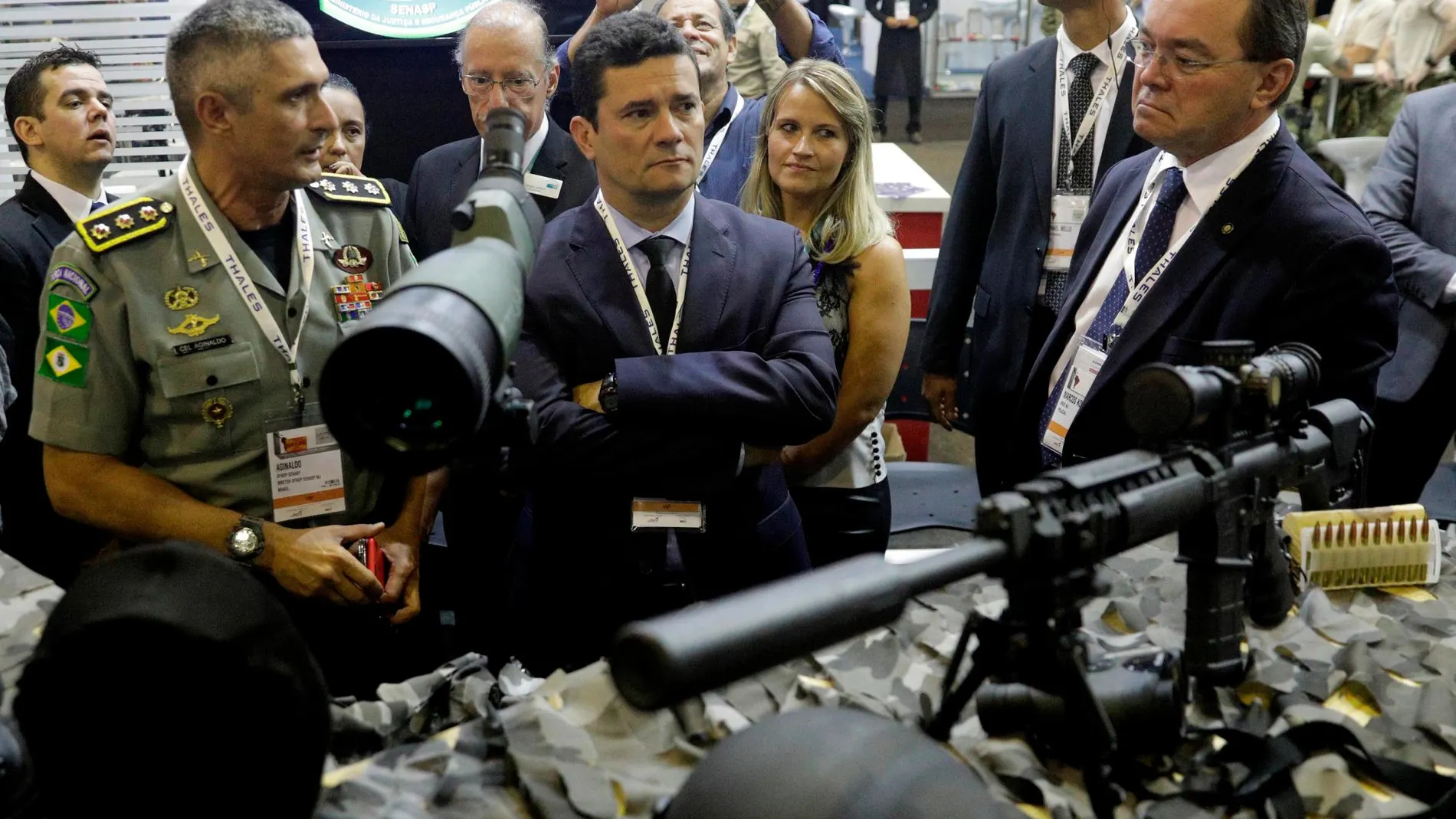 Sergio Moro en una exhibición de armas en el Ministerio de Justicia brasileño. Foto: Reuters