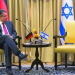 El titular de Exteriores, Sigmar Gabriel, observa el sillón vacío del presidente israelí, Reuven Rivlin, ayer
