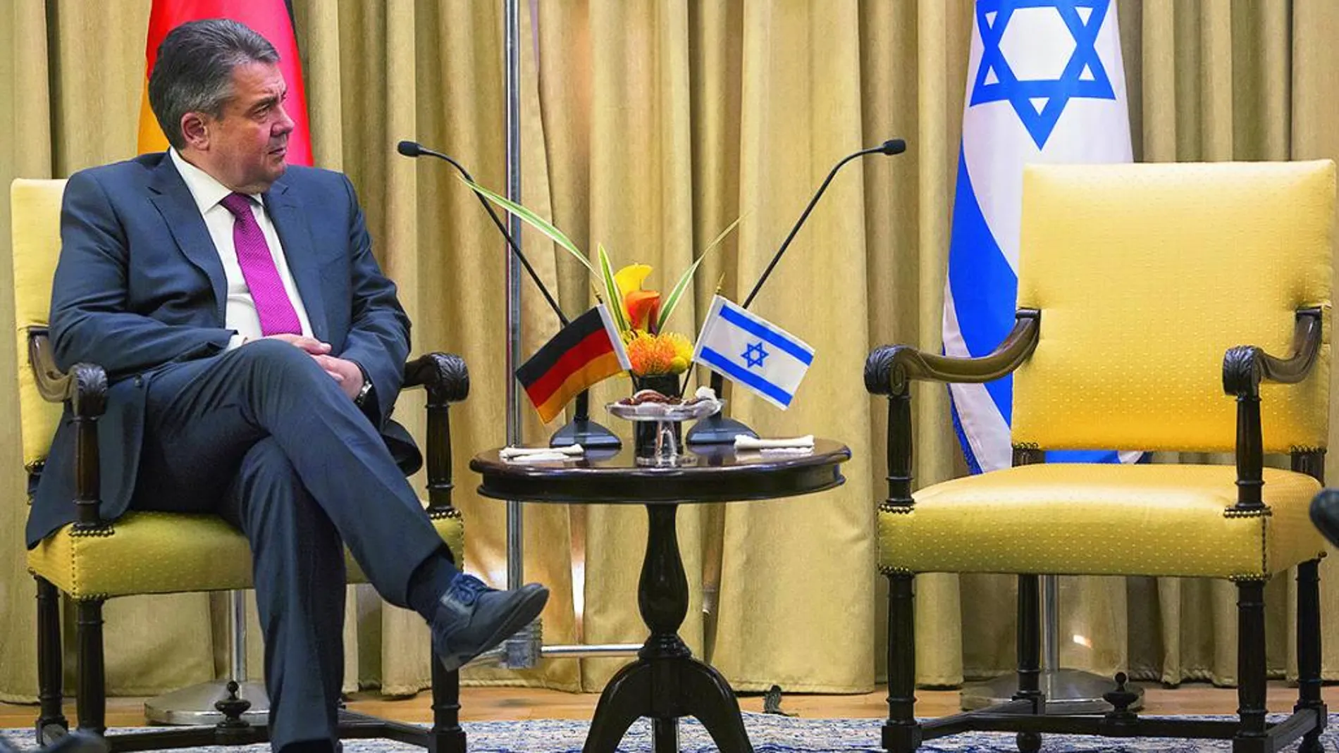 El titular de Exteriores, Sigmar Gabriel, observa el sillón vacío del presidente israelí, Reuven Rivlin, ayer