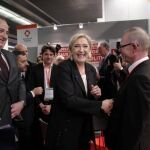 Marine le Pen, saluda a los asistentes al Feria del Emprendedor, ayer en París