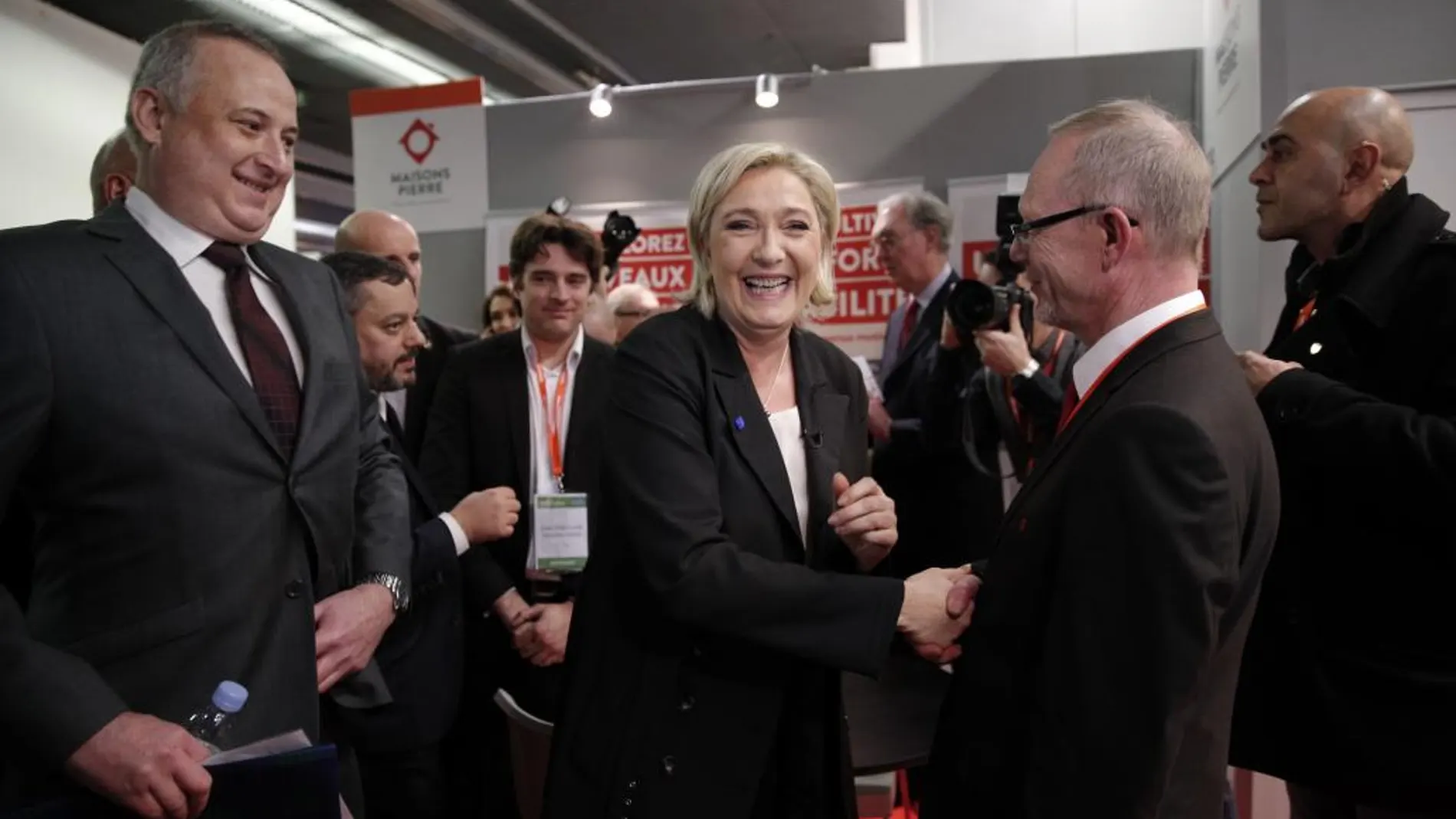 Marine le Pen, saluda a los asistentes al Feria del Emprendedor, ayer en París