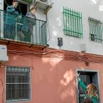 Susana Díaz saluda a unos vecinos, ayer tras votar en Sevilla