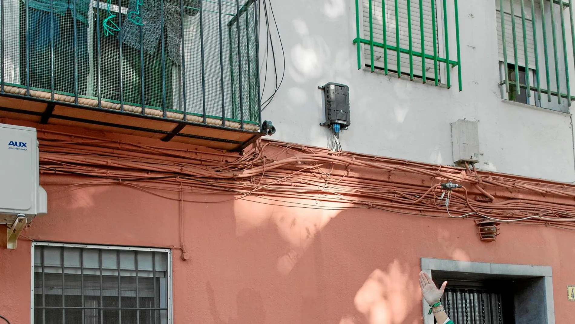 Susana Díaz saluda a unos vecinos, ayer tras votar en Sevilla