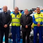 El obispo de la Diócesis de Osma-Soria, Abilio Martínez, en el centro, inaugura con el director de Cáritas, Francisco Javier Ramírez, una de sus tiendas sociales