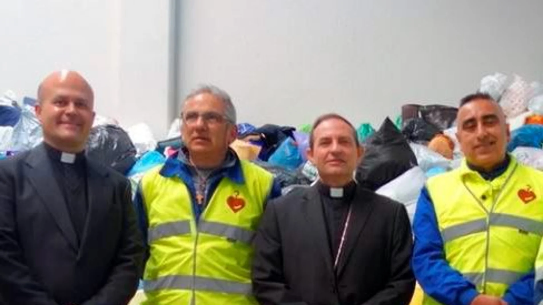 El obispo de la Diócesis de Osma-Soria, Abilio Martínez, en el centro, inaugura con el director de Cáritas, Francisco Javier Ramírez, una de sus tiendas sociales