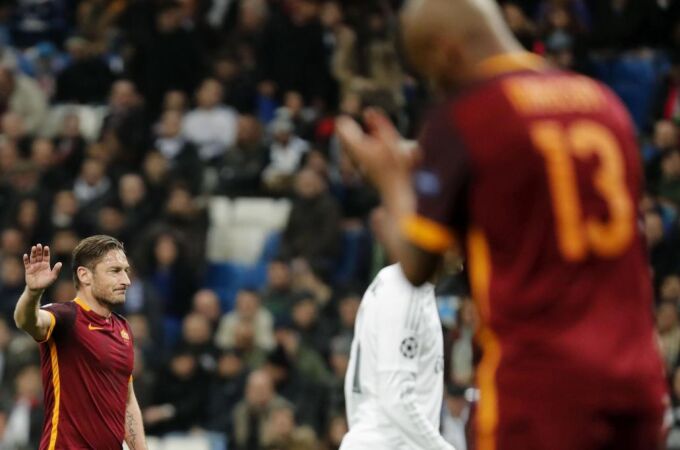 El delantero de la Roma Francesco Totti (i) durante el partido