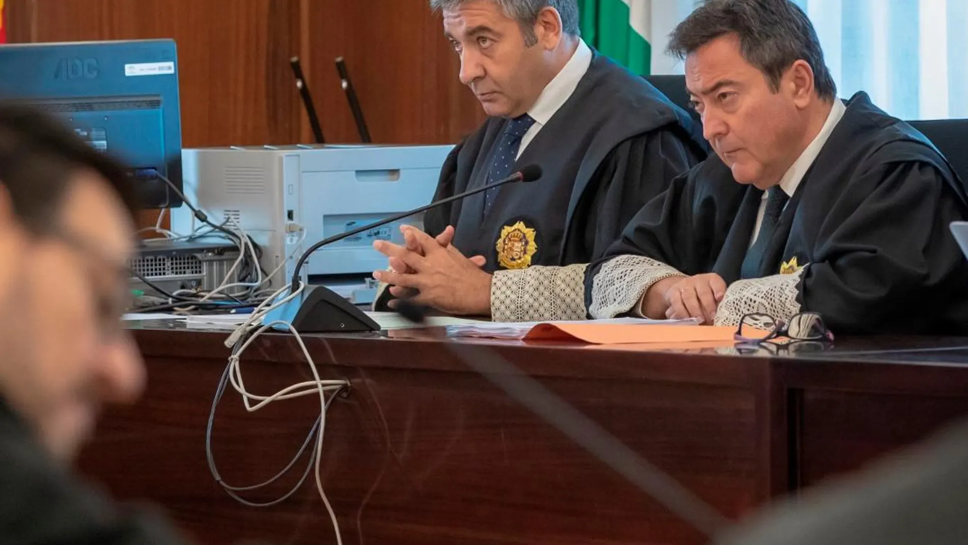 Los fiscales Anticorrupción Juan Enrique Egocheaga, a la izquierda, y Manuel Fernández Guerra, en el juicio de los ERE (Foto: Efe)