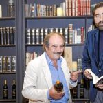 Rafael Reig, ganador del Premio de Novela Bodegas Solar de Samaniego, junto a César León